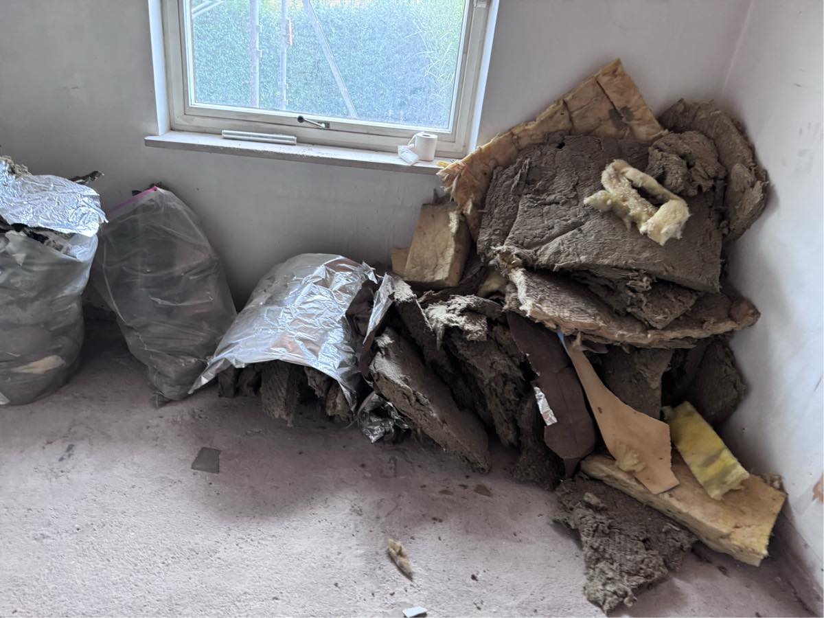 Fjerne loft i 2 rum og bortskaffe affald