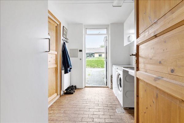 Fjerne tapet, putsning af vægge, filt på vægge, malet, loft  stue, paneler og dørkarme 127 kvm ring