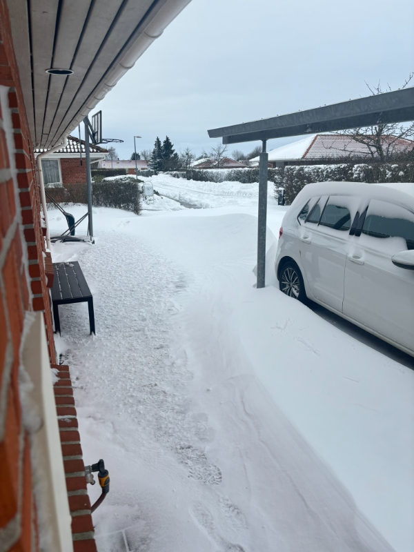 skrabe sne i indkørsel