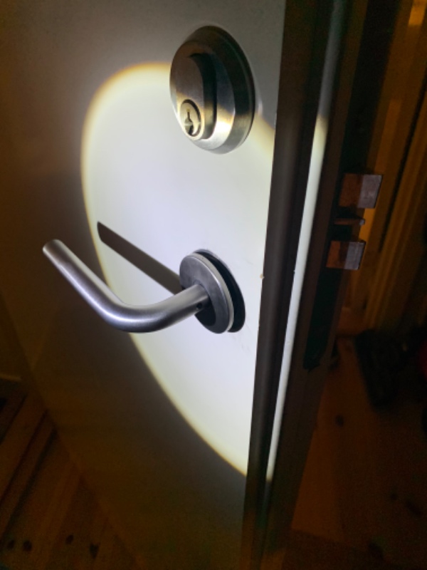 Hjælp til at stramme dørhåndtag