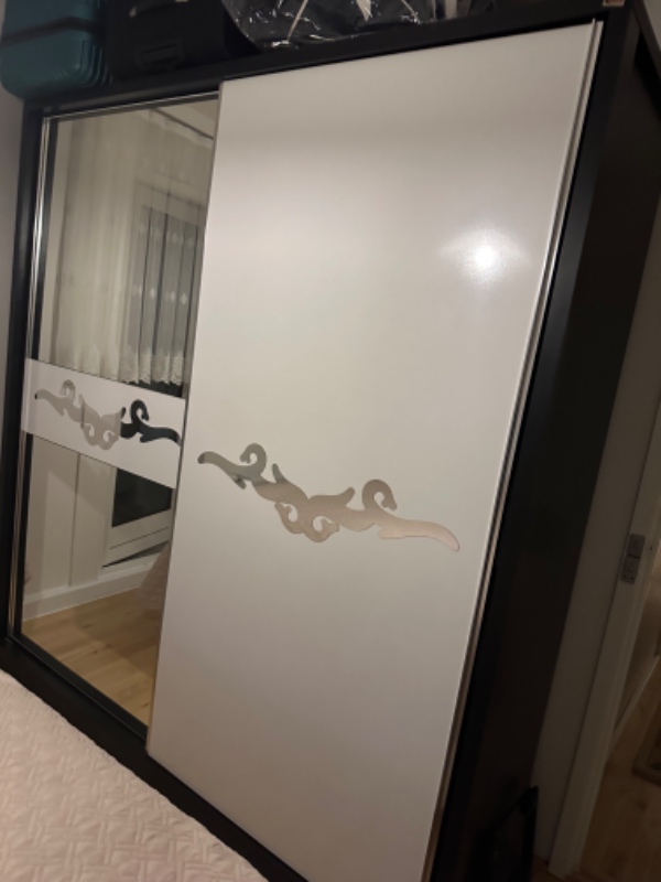 Garderobeskab skal pilles ned og nyt skal sættes op