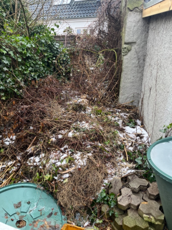 Haveffald skal fjernes og der skal lægges 40x40 cm fliser