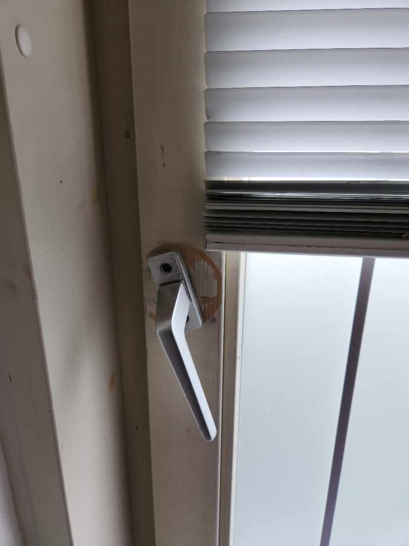 Håndtag skiftes ud/skrues fast