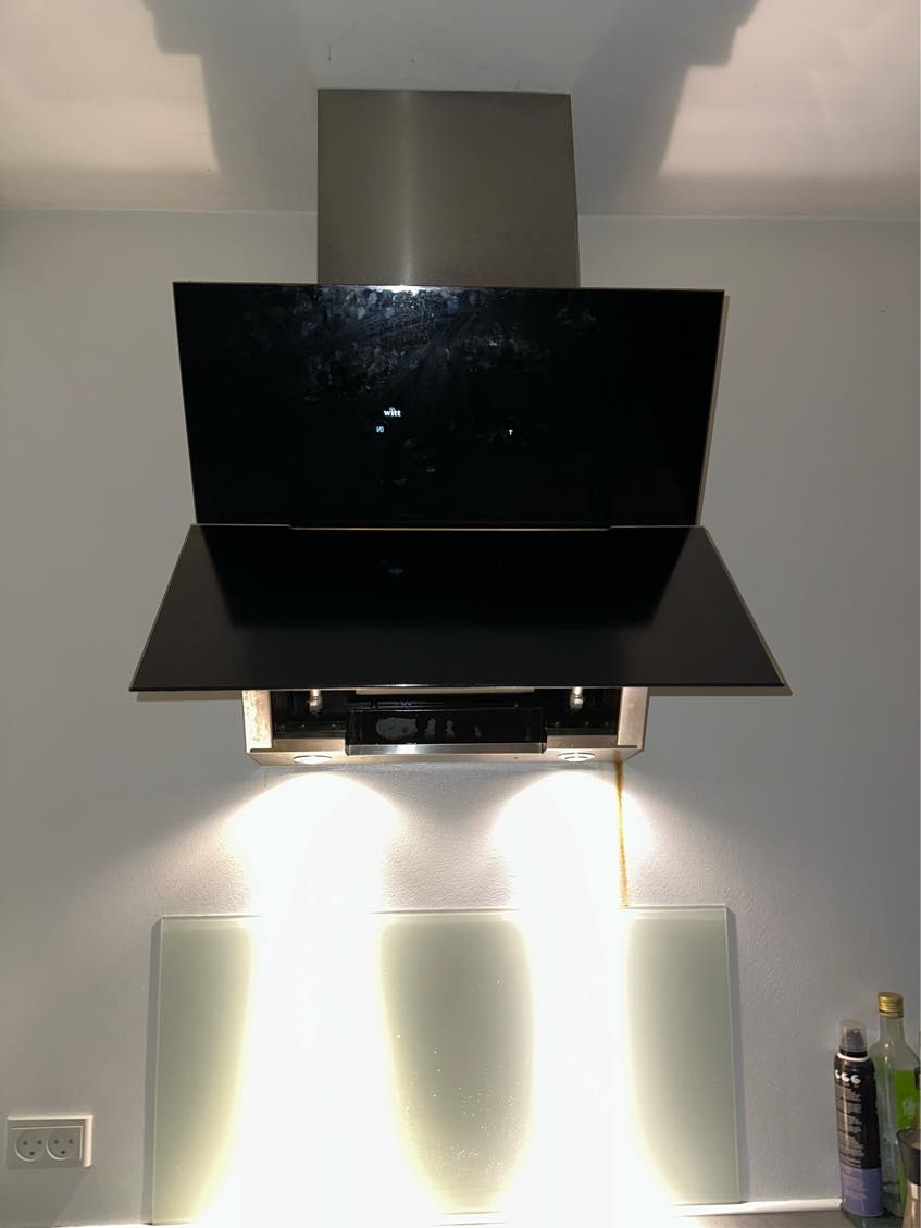 Nedtage gammel emhætte samt opsætning og installere ny emhætte