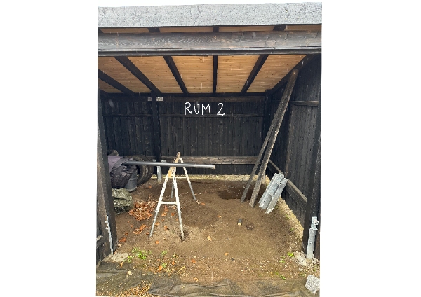 Flisebelægning i skur og forside