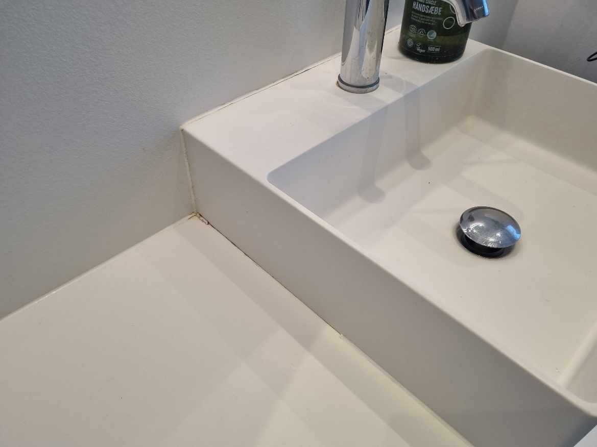 Ny fuge omkring vask i badeværelse