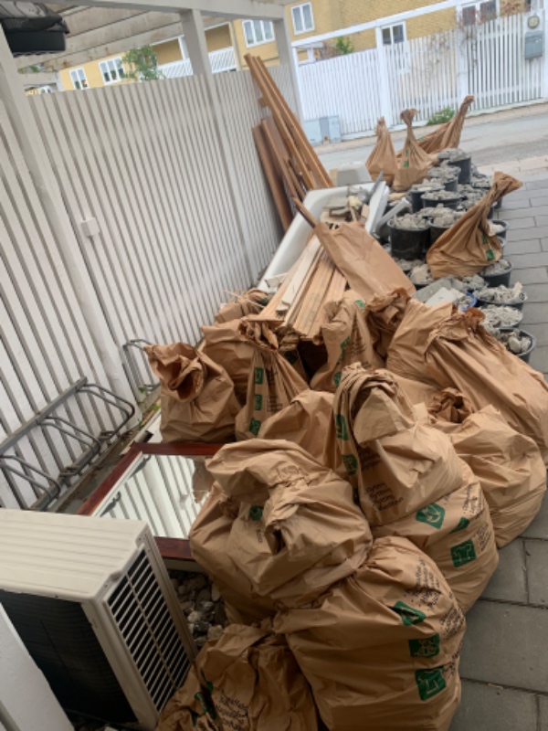 Vi skal have fjernet byggeaffald, beton, badekar, håndvask, toilet. Snarest muligt..