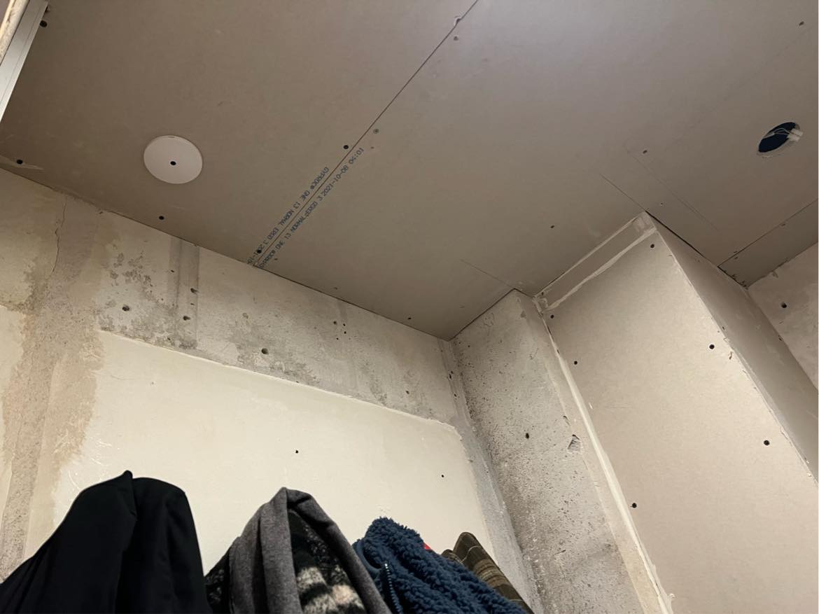Spartling, filt og maling af 1,5 m2 garderobe