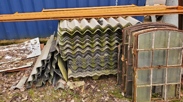Vi har en palle med gamle asbestholdige tagplader stående. Hvad skal I have for at hente den?