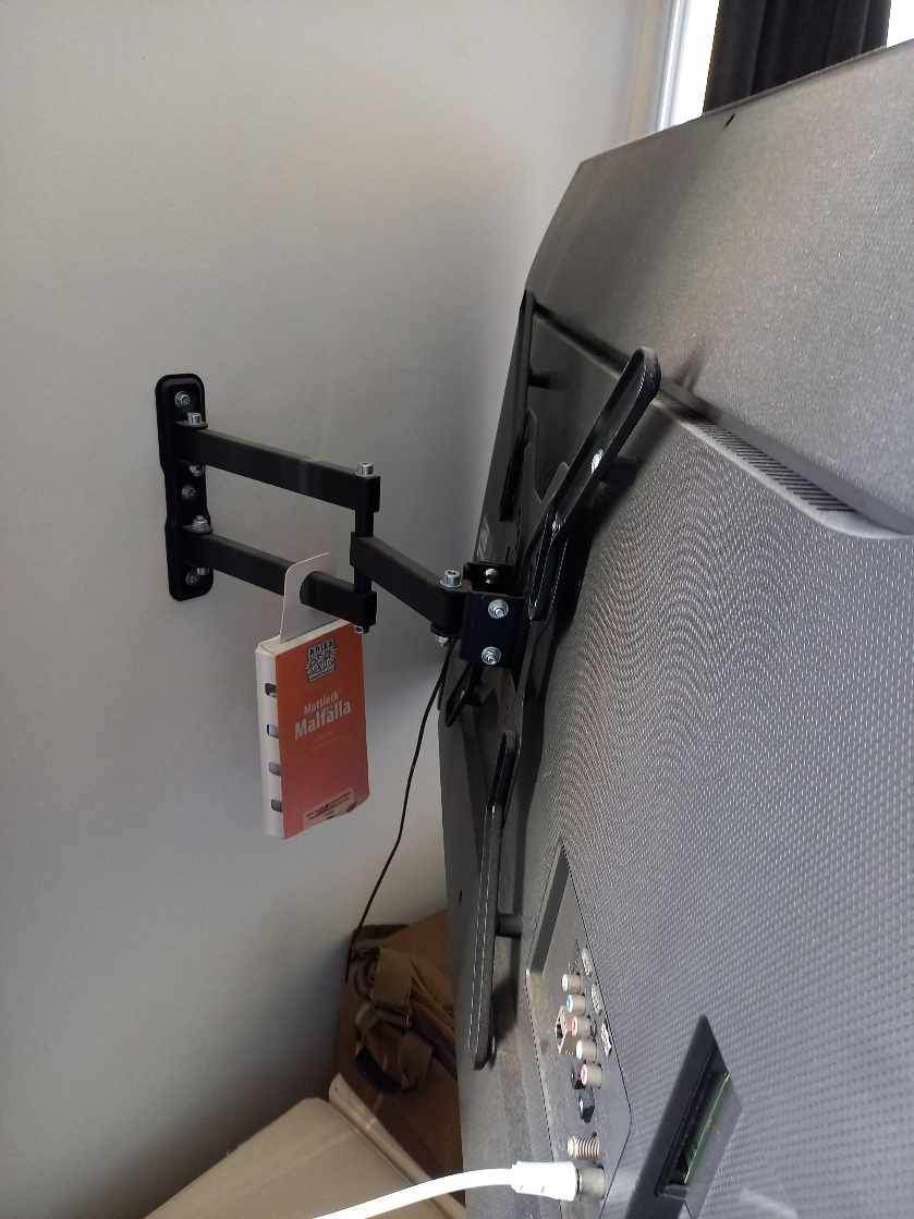 Samle kommode, hænge pejs op, skifte ophæng på fjernsyn, der hænger på væggen