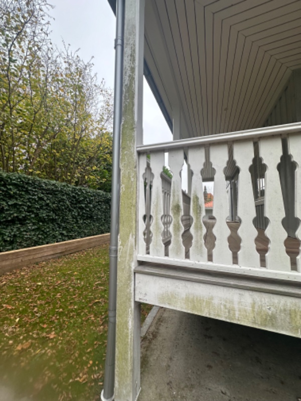 Vask af beskidte træflader på hus (3 vægge) samt 6 søjler og rækværk. 