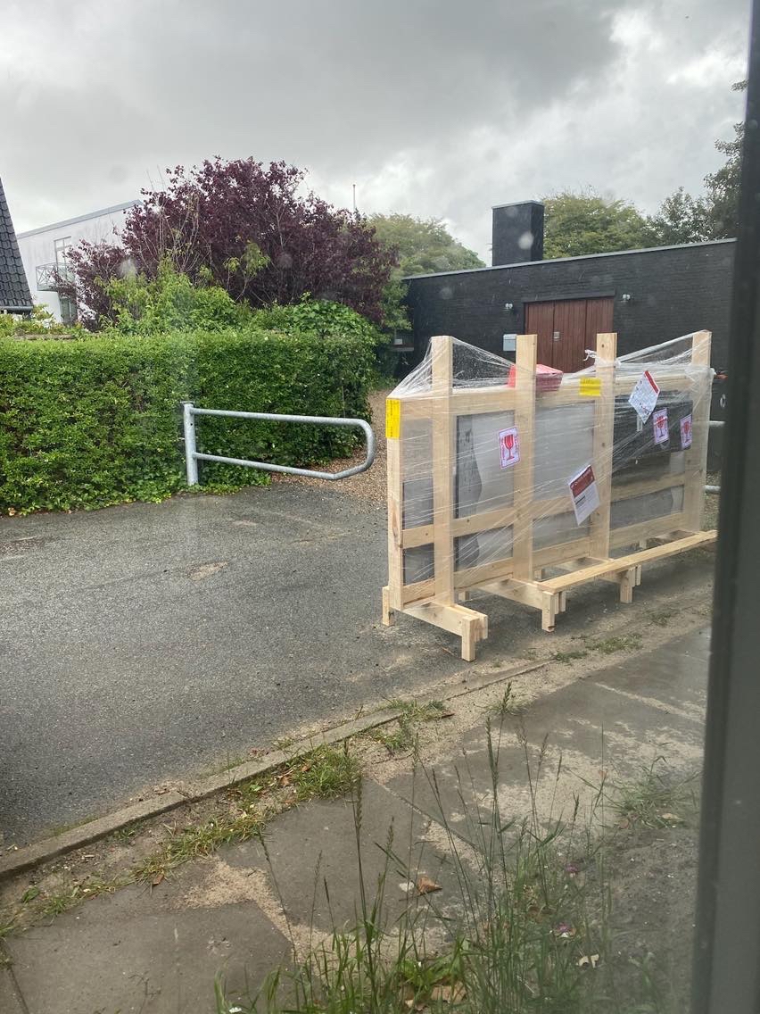 Hjælp til indbæring af 2 x granitbordplader