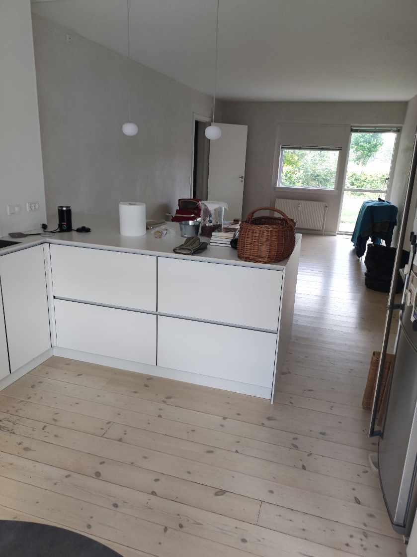 Rengøring af lejlighed ved fraflytning. Et klædeskab i opgangen skal også gøres rent.