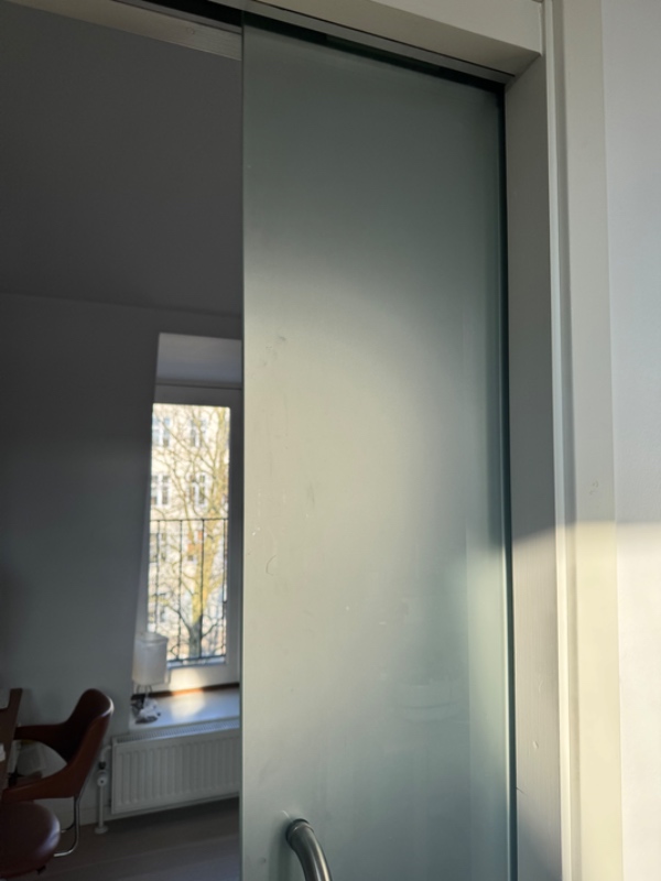 Reperation af skydedør som er hoppet af. MEN døren kører inde i væggen.