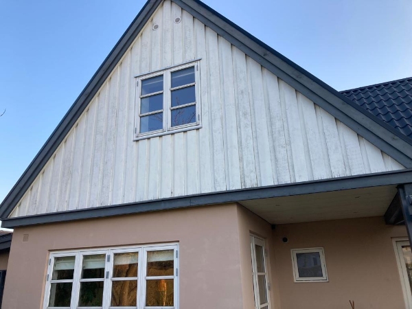 Male træværk på hus