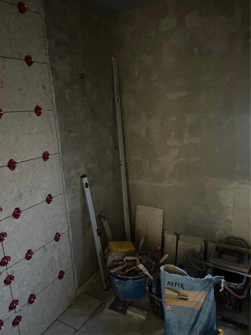 Spartel, filt og maling på vægge og loft.