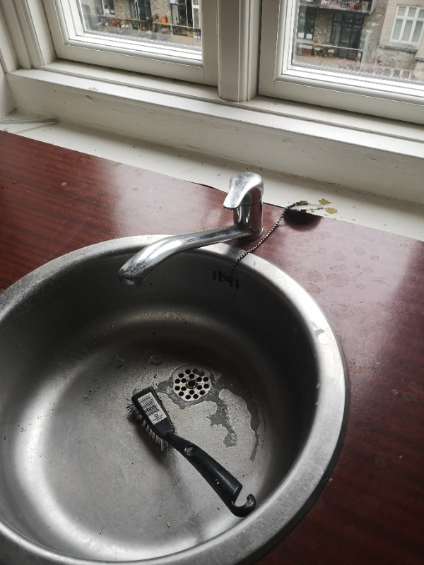 To serieforbundne lamper skal fixes, tre armaturer skal opsættes, et toilet skal udskiftes