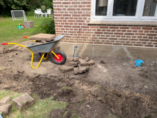 Afhentning af gamle havefliser til genbrugsstation