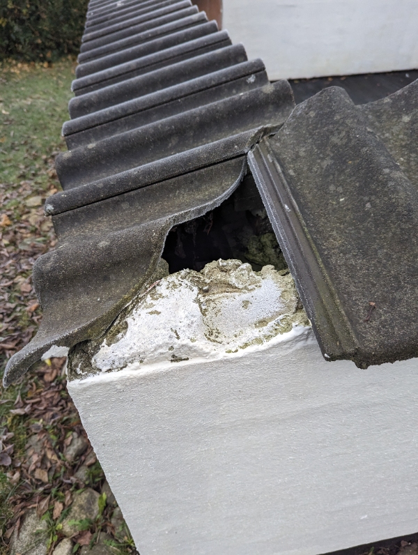 Skiftet eller repareret tagsten på terrasse
