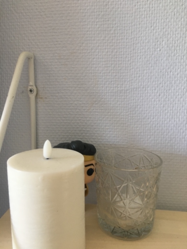 Taget hylder og gardin ned