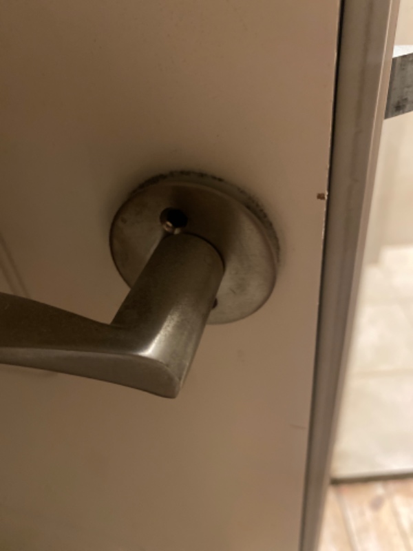 Løs dørhåndtag mangler skruer
