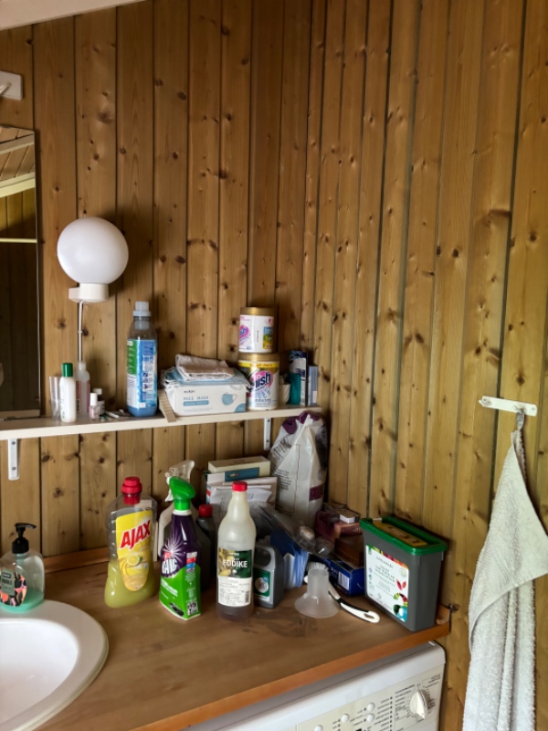 Maling af lille badeværelse i træ