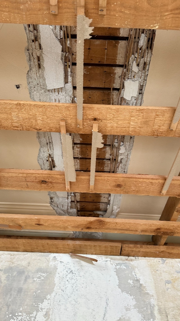 Reperation af loft ved skillevæg 0,4x4,5 meter