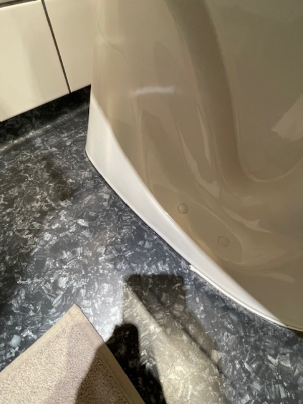 Fugning på badeværelse + ny afløbsrist