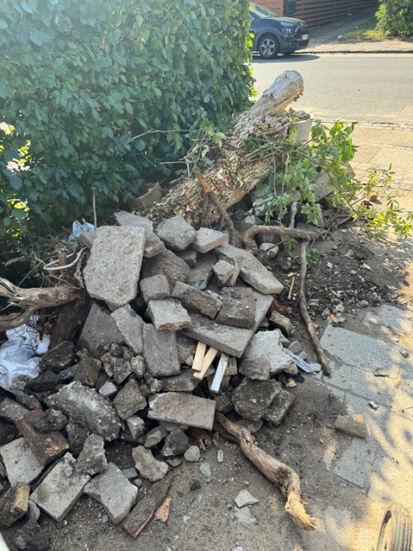 Afhentning af byggeskrald (småsten, rør) samt lille hyldetræ.