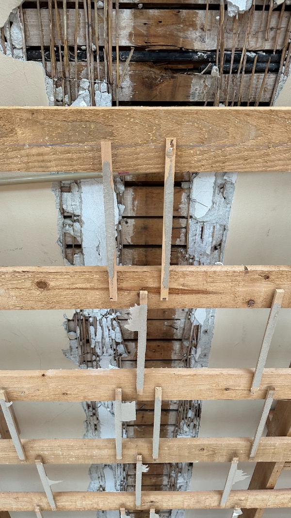 Reperation af loft ved skillevæg 0,4x4,5 meter