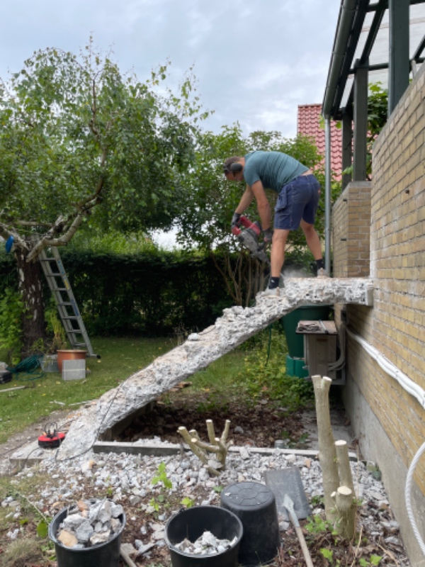 Udendørs betontrappe op til terrasse skal rives ned. Der er 8 trin. Skal gøres så hurtigt som muligt