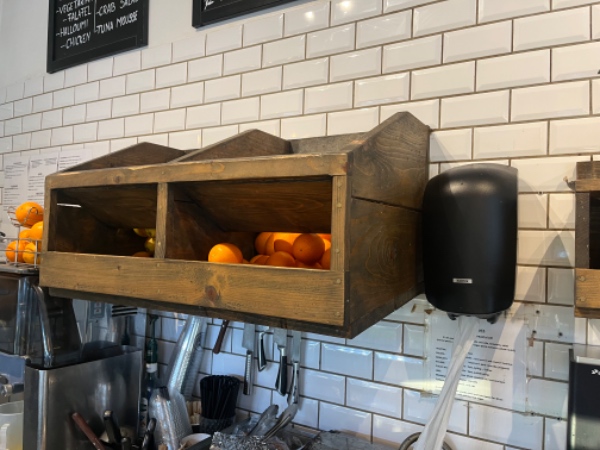 Skal ha flyttet 2 træ hylder og sæt op igen .