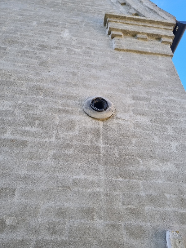 Hul i mur efter gasfyr