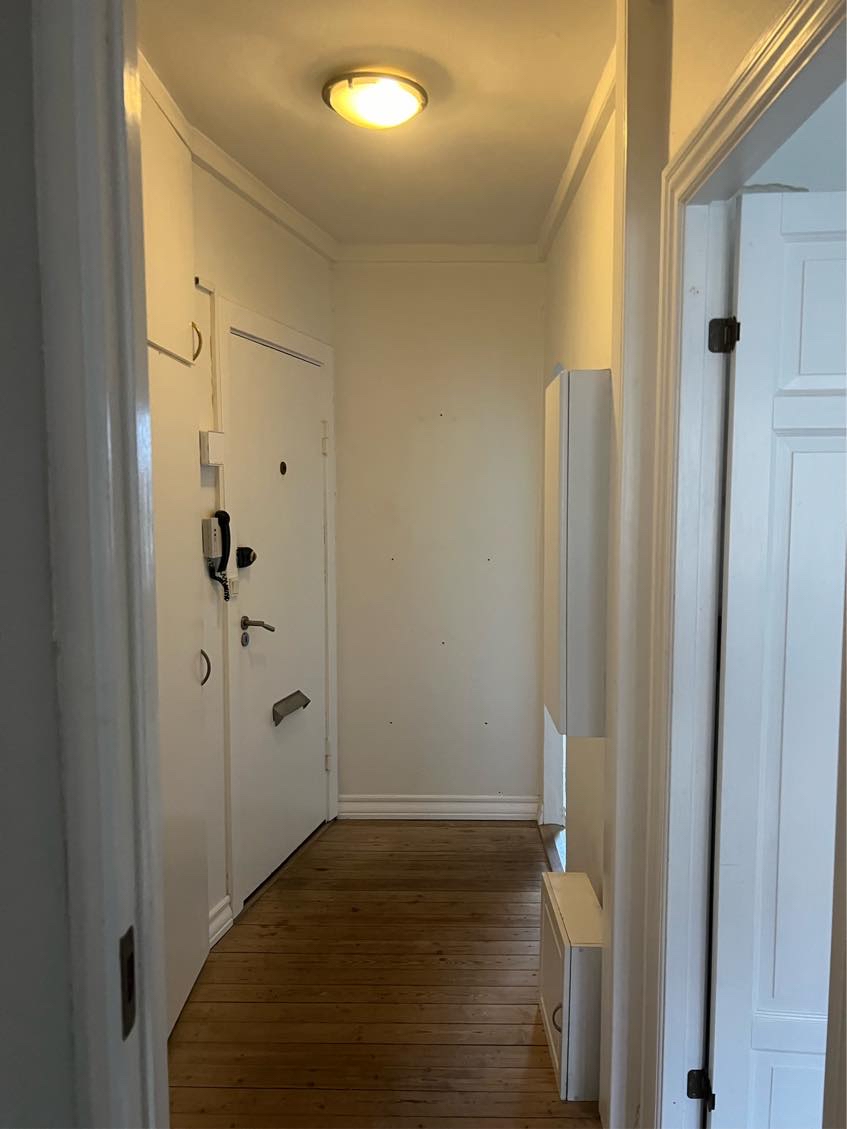 Fjernelse af tapet, spartel, filt og maling af alle vægge plus loft.