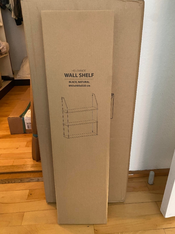 Samle hæve sænke bord, samle hylde og bænd, samt hænge hylde op.