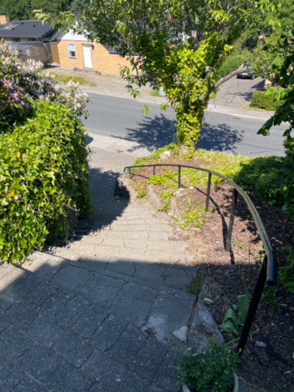 Fliser og sand bortskaffes