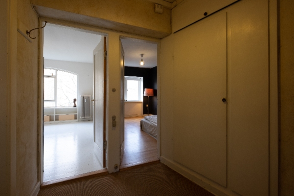 Pletspartling af rå vægge og opsætning af savsmuldstapet