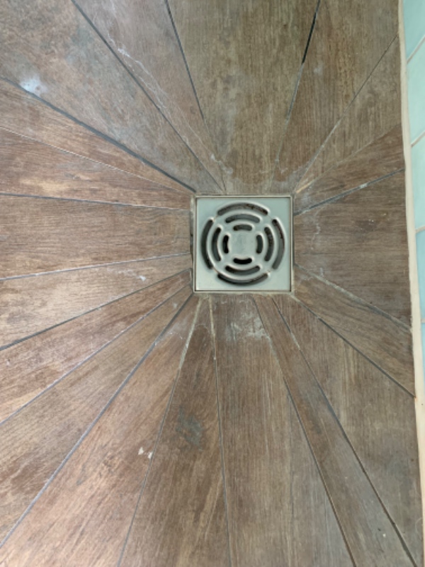 Badeværelse. Nye klinker oven på eksisterende klinker