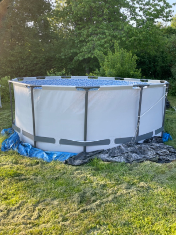 Rengøring af pool med alger