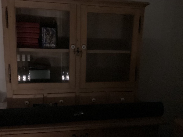 Opsætning af egetræsskab med glas læger på MDF væg samt lille reol ophænges på MDF væg/betonvæg