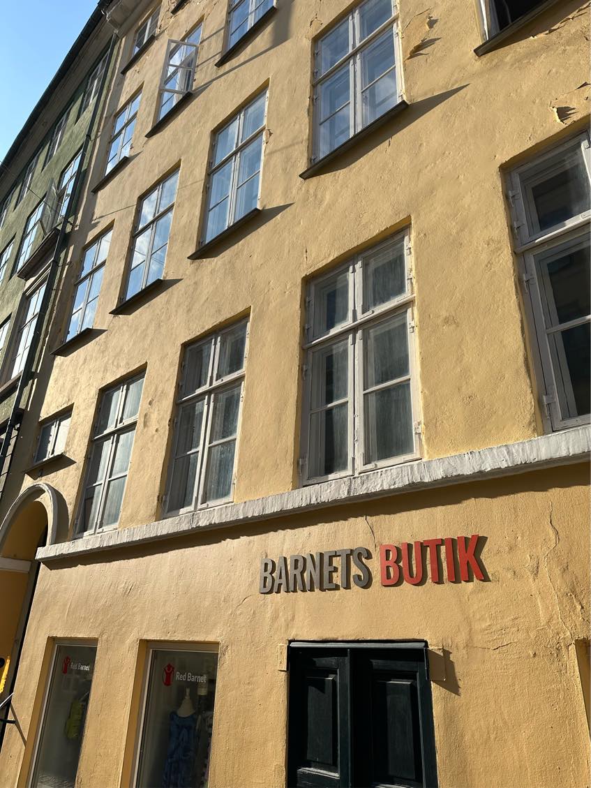 Vinduespudsning i stue/mezzanin