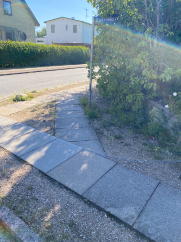 Fjerne ukrudt på 50m fortov (hjørnegrund)