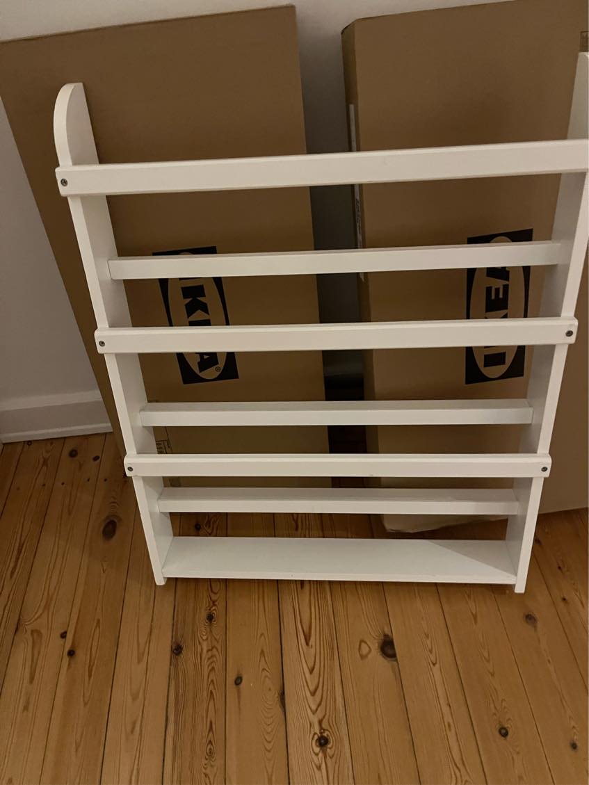 Ophæng af to reoler og en tallerkenrække