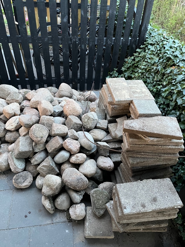 Afhentning af en bunke sten og gamle fliser fra vores carport