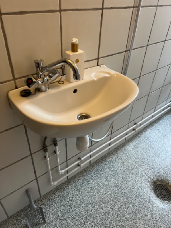 Opsætning af lille skab med vask på badeværelse