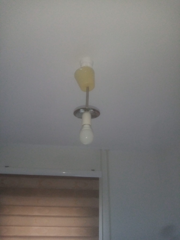 Samling af en garderobe. Opsætning af to lamper og de gamle skal fjernes