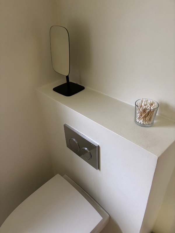 Indbygget toilet - lille skyl er i stykker.