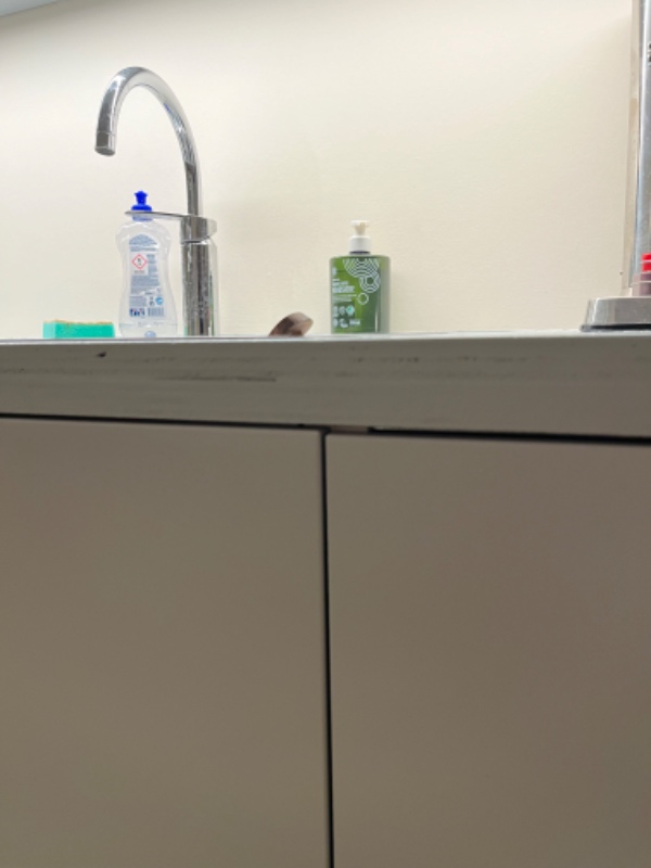 Afmontering af træbordplade og montering af lavastensbordplade i to dele samt fugning. Inderlommens af vask og påsætning og fugning af induktionsplade.