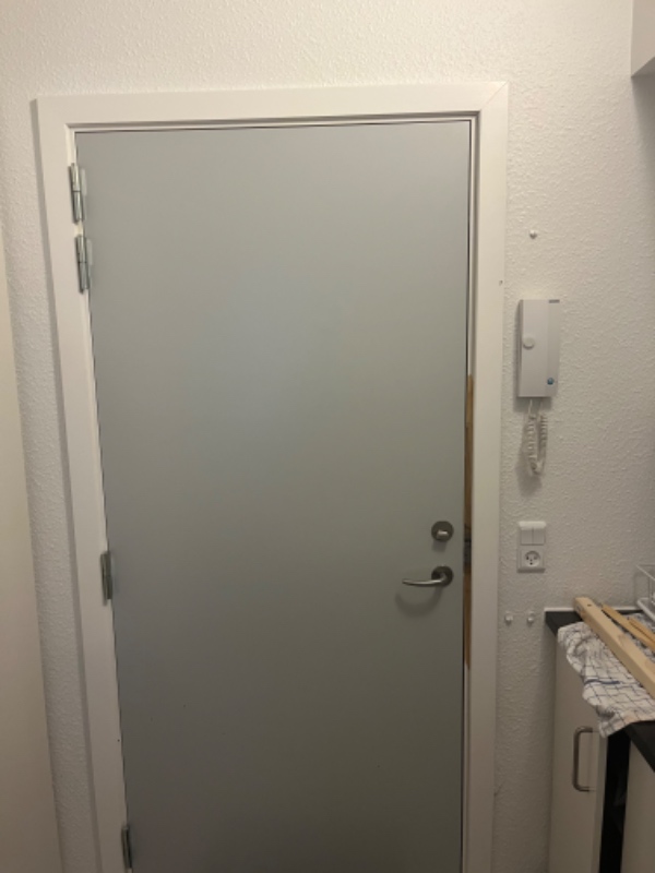 Dørkarm skal fixes- dør sparket ind