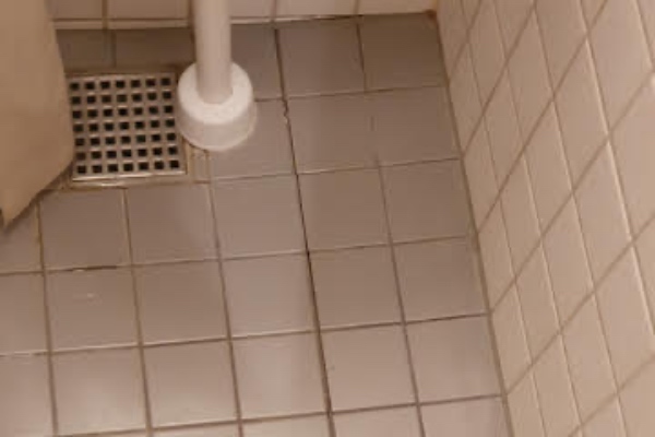 Løse fliser på badeværelset